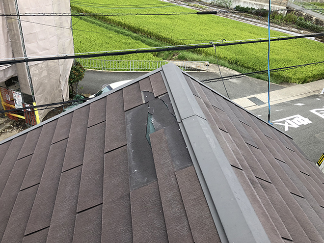 吹田市の割れたスレート屋根、部分交換で雨漏り誘発前に修理します