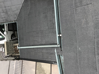 雨樋が割れている様子