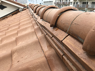 吹田市で屋根裏で雨漏り確認、瓦屋根に割れやズレた部分がありました