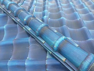 棟瓦の銅線が切れている