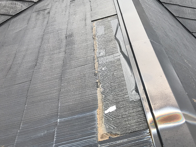 スレート破損を防水テープで応急処置