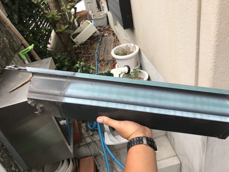 強風で破損した軒樋