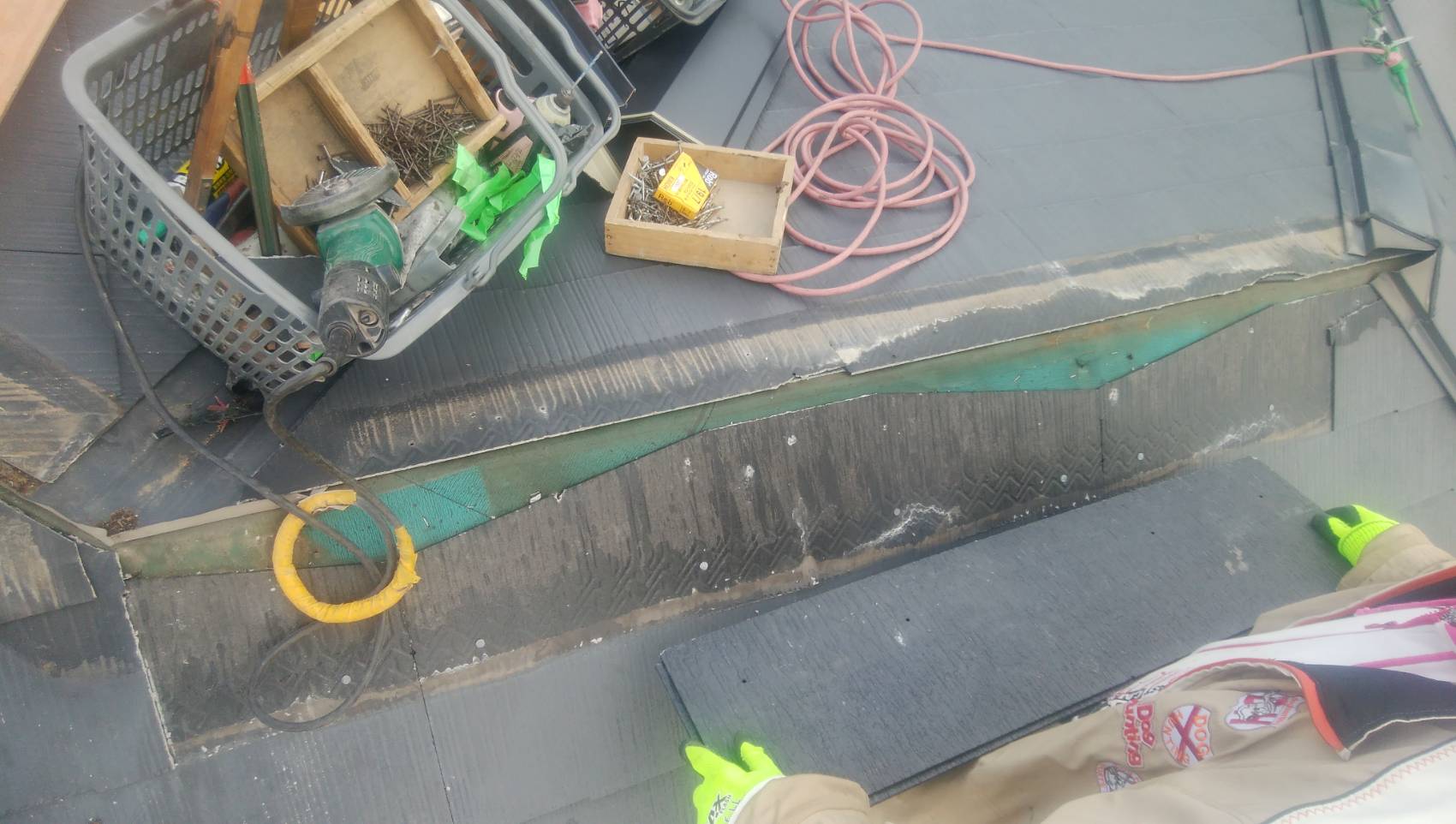 スレート屋根を撤去した様子