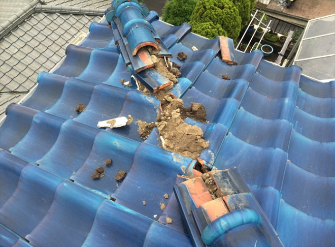 銅線が切れたことで棟瓦が崩壊