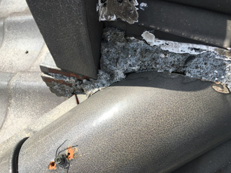 棟の漆喰が剥がれている