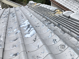 棟瓦が飛散した様子