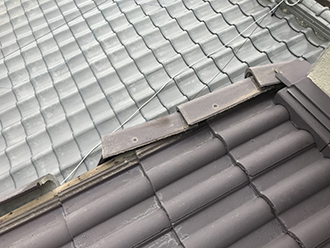 吹田市で強風にあおられたモニエル瓦が割れて雨水浸入の危険あり！ブルーシートで雨養生