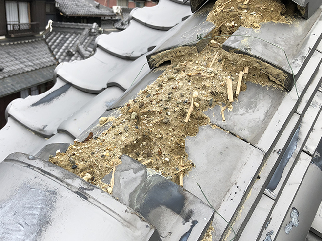棟の内部の葺き土