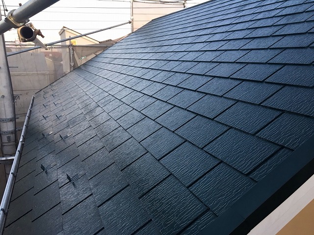 瓦の部分交換と屋根塗装が完了した屋根