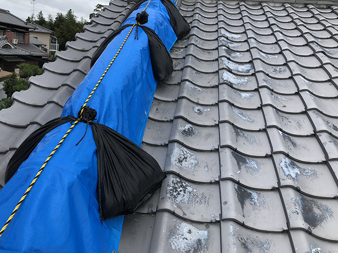 吹田市津雲台で降り棟の瓦が飛散、ブルーシートによる養生で雨漏りを防ぎます