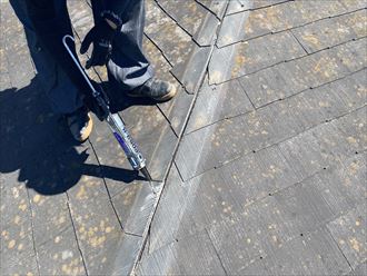 釘穴はコーキング材で埋めます