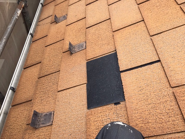 新しいスレート瓦を設置した屋根の一部