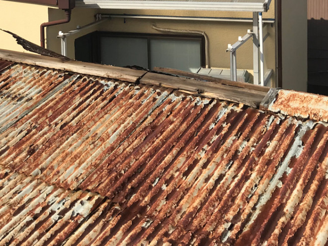 棟板金が外れている