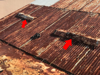 外れた棟板金が屋根に落ちている