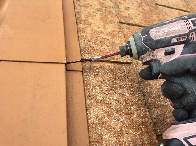 棟板金の釘を補修している様子