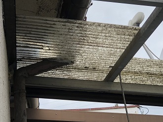 波板が飛散したベランダ屋根
