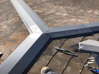 棟板金の継ぎ目はコーキング処理を行います