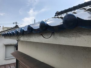 外れた雨樋の下には庇があります