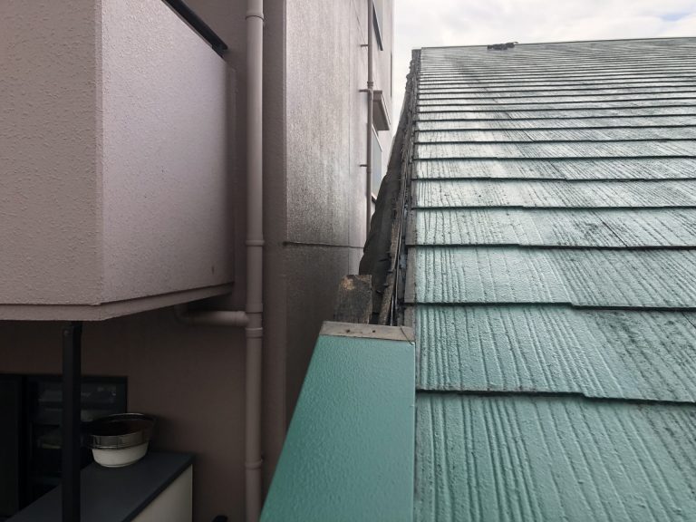 板金が外れたケラバ正面