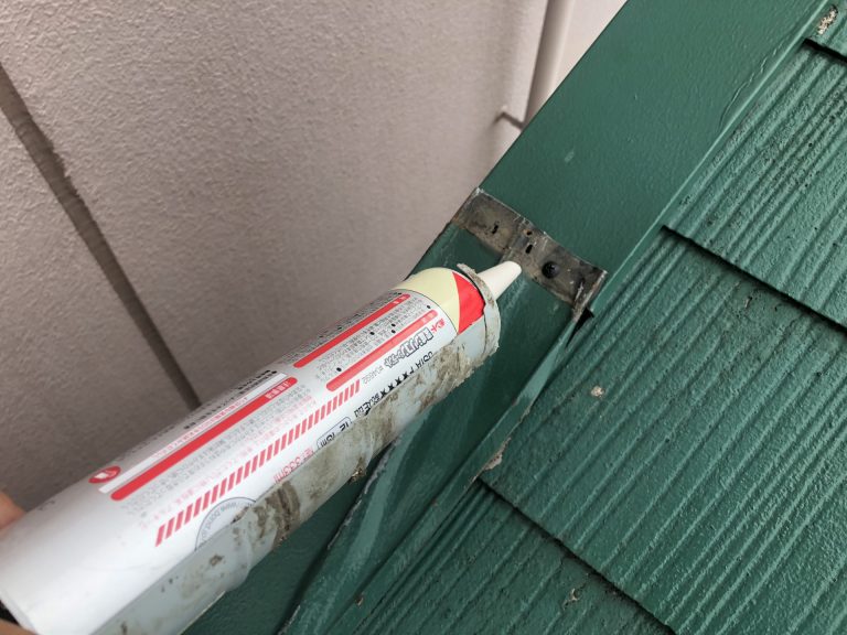 ケラバをシーリングで補修中