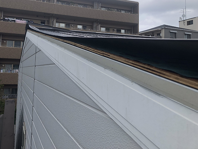 捲れた金属屋根