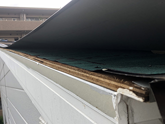 野地板、防水紙が見えている