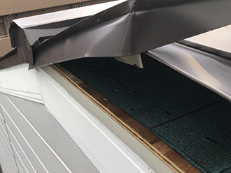 屋根の下地が露出