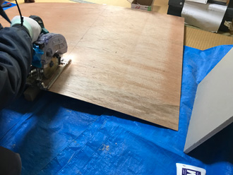 天窓撤去後の内装工事　ベニヤ板の加工