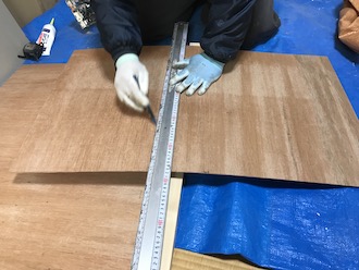 ベニヤを大きさに合わせて切る
