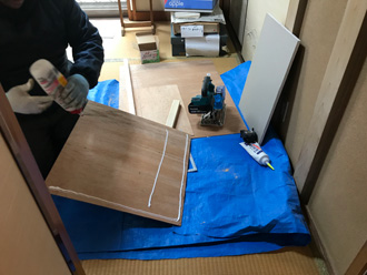 天窓撤去後の内装工事　接着剤の施工