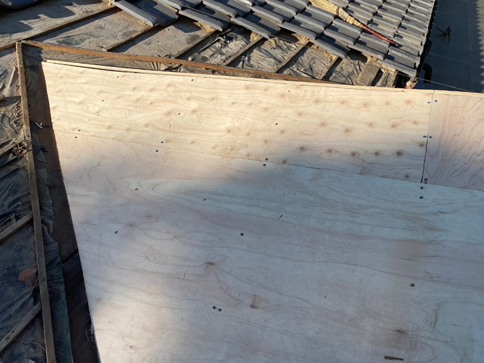 屋根の葺き直し工事　野地板設置
