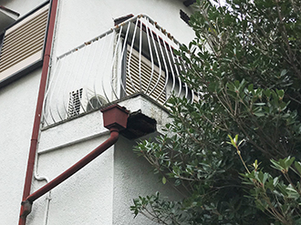 バルコニー裏の雨漏り被害