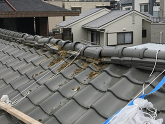 吹田市で漆喰がすっかり剥落した瓦屋根の棟が倒壊し雨漏り秒読み
