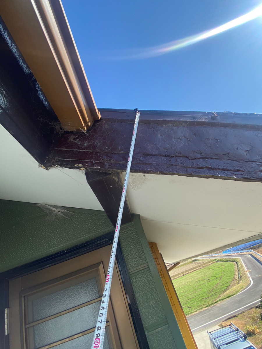 守山区でカラーベスト屋根の板金部分隙間から雨漏り、破風板の劣化も発生