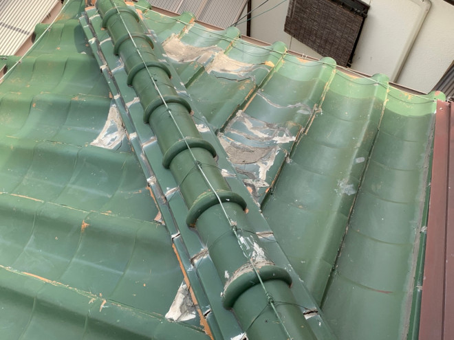 守山区上志段味に日本瓦の下屋根から雨漏れ、瓦が大量に割れていました