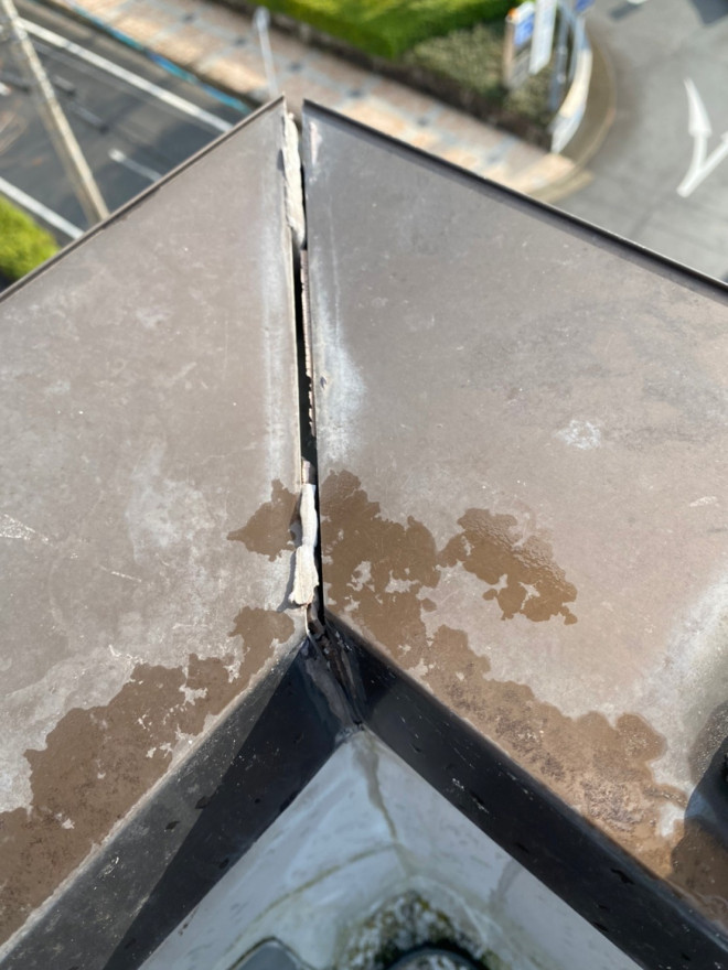 笠木シーリング切れ