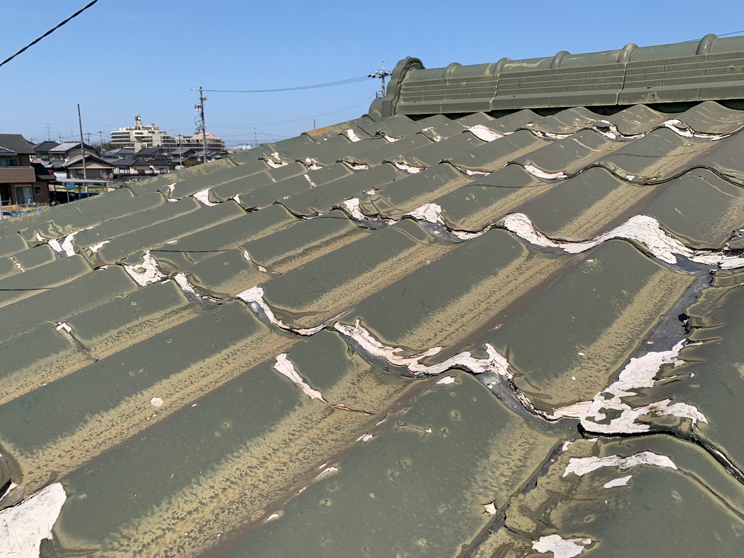 名古屋市守山区で瓦の塗装剥げが進行していました。セメント瓦は定期的なメンテナンスが必要です