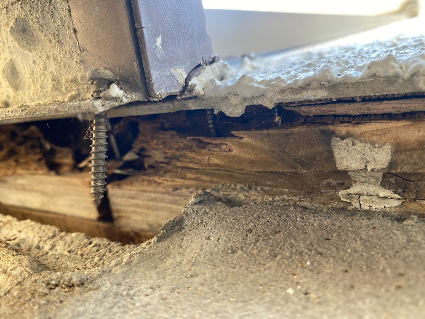 守山区のサッシ下下地の劣化