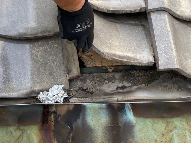 北区で瓦をめくり板金を確認