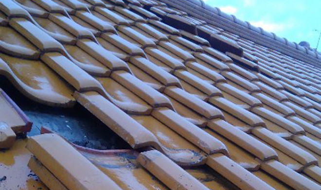 強風で瓦が外れている