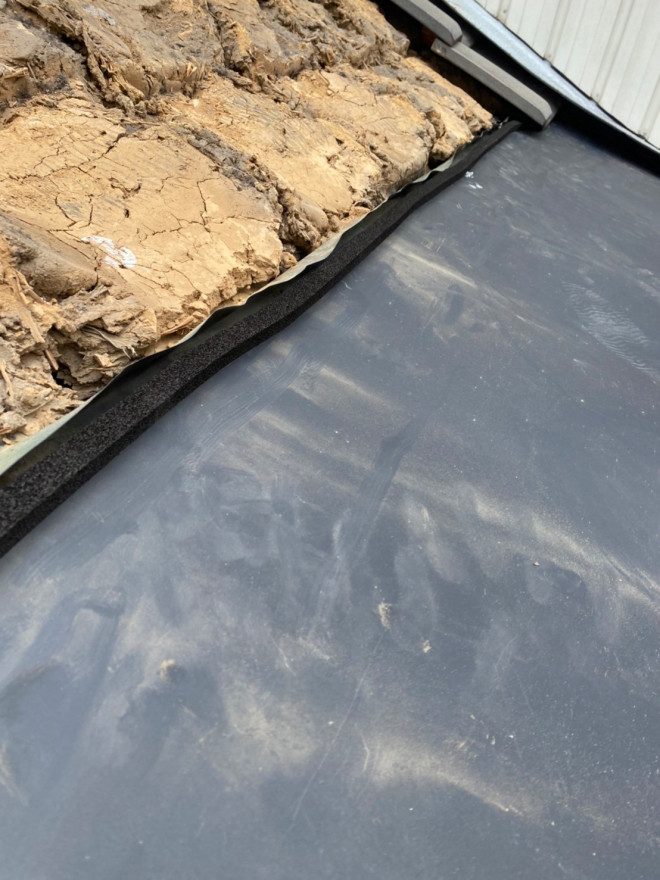 北区で谷板金にシーラー取付