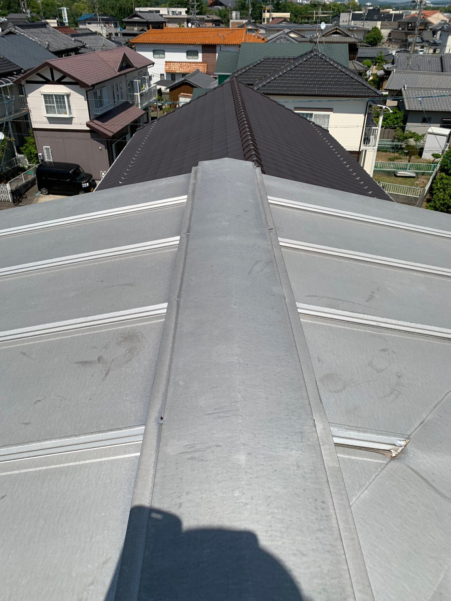 守山区の屋根棟板金の様子