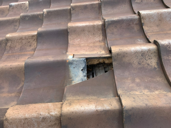 守山区西新で瓦のズレ、割れから雨漏れが発生、特殊なサイズの瓦でしたが即対応