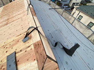 屋根葺き替え工事　防水紙設置
