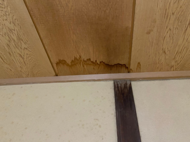 守山区本地にて日本瓦のズレからの雨漏れが発生、土葺きの瓦は葺き替えの必要有