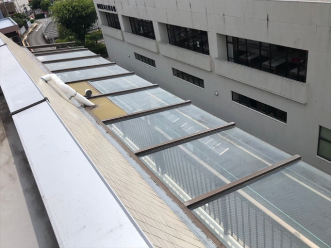 雨漏りを起こしたガラス製の庇