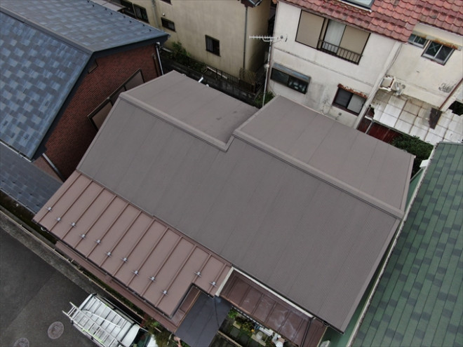 雨漏りを起こした金属小波屋根