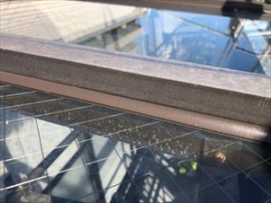 アルミフレームとガラスの取り合い部シーリング補修が完了