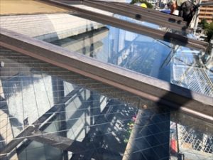アルミフレームとガラスの取り合いもシーリング補修