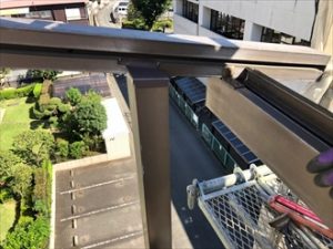 アルミフレームの柱の形状に合わせて板金を加工し蓋を作成